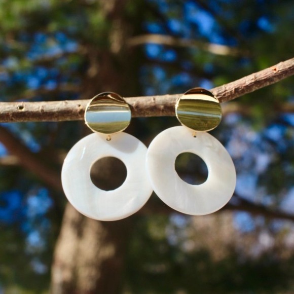 New White Circle Tortoise Shell Dangle Earrings - Picture 3 of 10